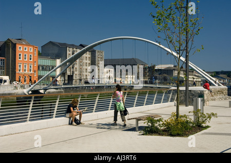 Die neue Fußgängerbrücke über den Fluss Boyne in Drogheda, verbindet die Altstadt zum Einkaufszentrum Scotch Hall Stockfoto