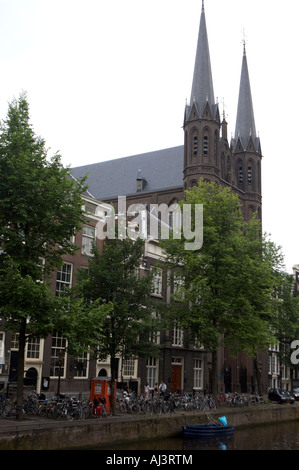 Eine Kirche neben einer Gracht in Amsterdam Niederlande Montag, 16. Juli 2007 Stockfoto