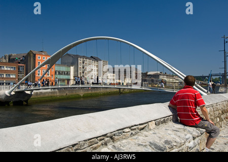 Die Fußgängerbrücke über den Fluss Boyne in Drogheda, verbindet das Stadtzentrum ins neue Scotch Hall Stockfoto