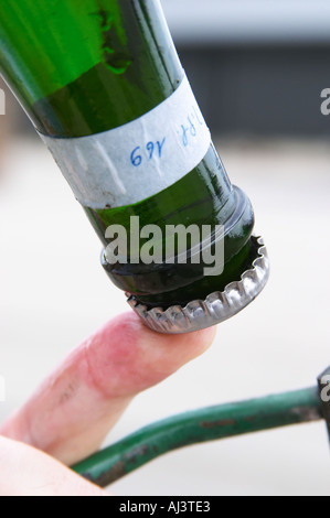 Herve Hinterpommern, Önologe und Chief Winzer mit einer Flasche, die Remuage (Rütteln) durchgemacht hat, aber wo der Hals nicht noch eingefroren für Degorgieren. Wie Sie sehen können, wenn man genau hinschaut gibt es nicht viel Hefe in den Flaschenhals - nur eine sehr kleine Schicht. Champagner Duval Leroy, Vertus, Côtes des Blancs, Champagner, Marne, Ardennen, Frankreich Stockfoto