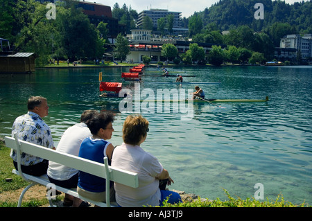 Die schöne Umgebung des Lake Bled, Slowenien, ist ein Ort für internationale Ruder-Wettbewerbe Stockfoto