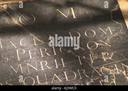 Detail: Das Grab Grab in einer Kirche des Mönchs Dom Pierre Perignon (der Vater von Champagner) ist begraben, Kellermeister im Kloster Abtei (1639-1715). Sonnenstrahlen auf dem Steinboden. Lateinische Inschrift auf seinem Grabstein, Dorf Hautvillers im Vallée De La Marne, Champagner, Marne, Ardennen, Frankreich Stockfoto