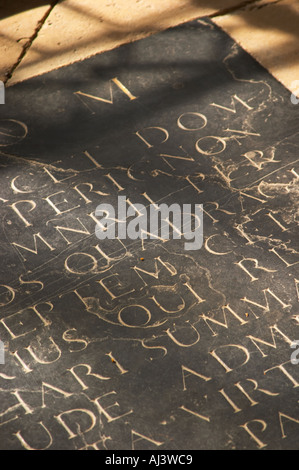 Detail: Das Grab Grab in einer Kirche des Mönchs Dom Pierre Perignon (der Vater von Champagner) ist begraben, Kellermeister im Kloster Abtei (1639-1715). Sonnenstrahlen auf dem Steinboden. Lateinische Inschrift auf seinem Grabstein, Dorf Hautvillers im Vallée De La Marne, Champagner, Marne, Ardennen, Frankreich Stockfoto