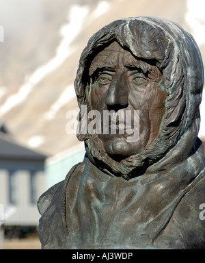 Statue von Roald Amundsen im abgelegenen Dorf Ny Alesund, Spitzbergen, Norwegen Stockfoto