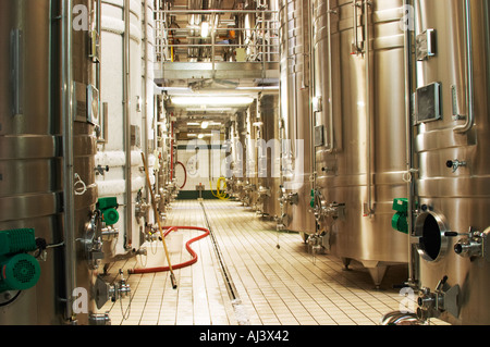 Reihen von Wein Gärung Edelstahltanks mit zwei Tanks, die in kalten Stabilisierung sind. vor kurzem gereinigt Weingut Stock auf Stockfoto