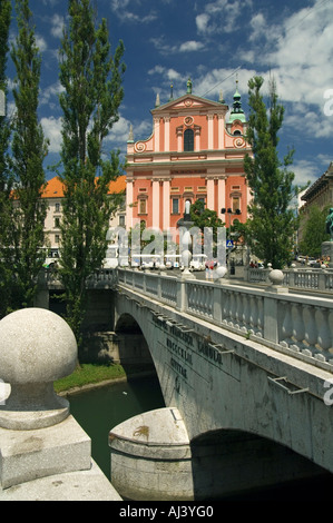 Ich über den Triple-Brücke auf der Sandy-Rote Kirche von den Marienbrunnens bei Presernov Trg (Platz) in Ljubljana, Slowenien Stockfoto