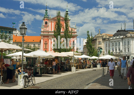Riverside Marktstände im Herzen der barocken Ljubljana, die Hauptstadt von Slowenien Stockfoto