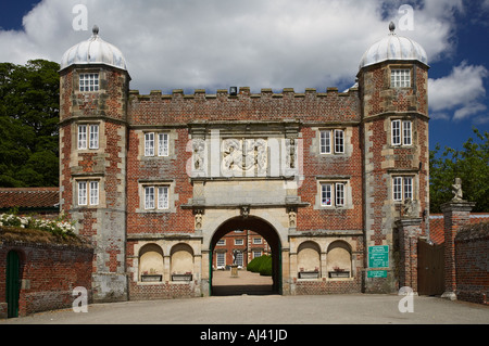 Das Torhaus Burton Agnes Hall in der Nähe von Bridlington East Riding of Yorkshire England Ostfassade Stockfoto