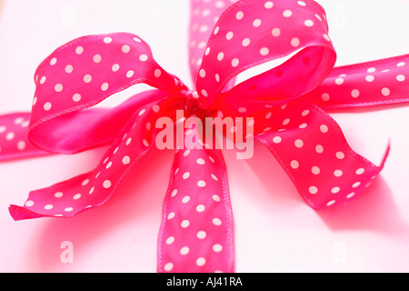 Rosa Polk ein Dot Bow auf Geschenk Stockfoto