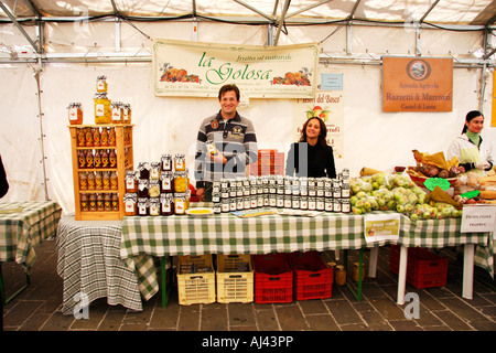 Marmeladen, Honig Stand auf einem Reisen Markt in Jesi Le Marche Italien Stockfoto