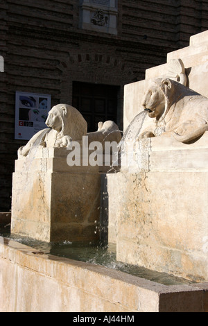 Geschnitzten steinernen Löwen-Brunnen, Piazza Frederico 11 in der mittelalterlichen Stadt Jesi, Le Marche Italien Stockfoto