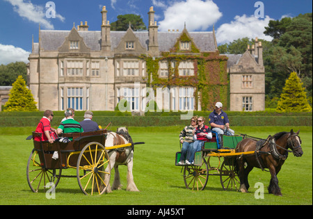 Jaunting Cars am Muckross House Killarney County Kerry Irland Stockfoto