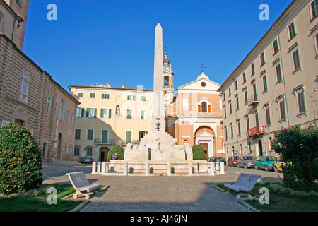 Großer Steinbrunnen mit Löwen in der Piazza Fredrico 11. Jesi Le Marche Italien Stockfoto