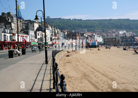 South Bay Strand und Promenade in den Badeort Scarborough in North Yorkshire in England abgebildet Stockfoto