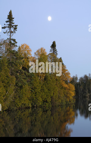Mond über Cherokee Lake, Boundary Waters Canoe Bereich Wildnis, Superior National Forest, Minnesota, USA Stockfoto