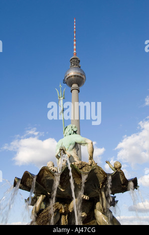 Eine Nahaufnahme der Neptunbrunnen oder der Neptun-Brunnen mit dem Fernsehturm im Hintergrund an einem sonnigen Tag. Stockfoto