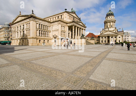 Ein Weitwinkel Blick auf den Gendarmenmarkt mit dem Konzerthaus verließ und dem französischen Dom auf der rechten Seite. Stockfoto