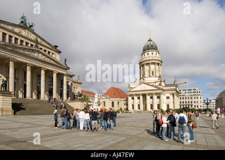 Eine Weitwinkelaufnahme der Gymnasiasten in der Gendarmenmarkt mit Konzerthaus, die Links und dem französischen Dom. Stockfoto