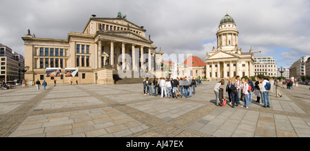 Eine 2 Bild Panorama Masche der Schülerinnen und Schüler der Gendarmenmarkt, das Konzerthaus links und dem französischen Dom ist rechts. Stockfoto