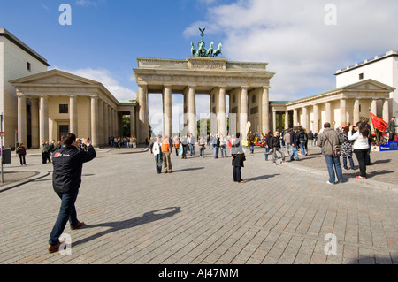 Eine Weitwinkelaufnahme des Touristen fotografieren am Brandenburger Tor oder Brandenburger Tor an einem sonnigen Tag. Stockfoto