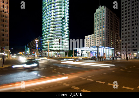 Eine Weitwinkelaufnahme der sanierte Umgebung Potsdamer Platz und Auto Lichtspuren in der Nacht. Stockfoto