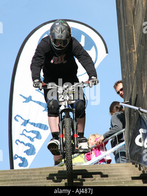 Konkurrent für die Fat Face Urban Nachtfahrt in Edinburgh Mountain Bike Wettbewerb Stockfoto