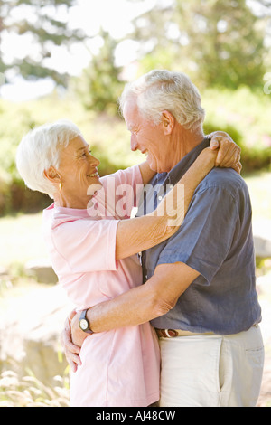 Älteres Paar, umarmen Stockfoto