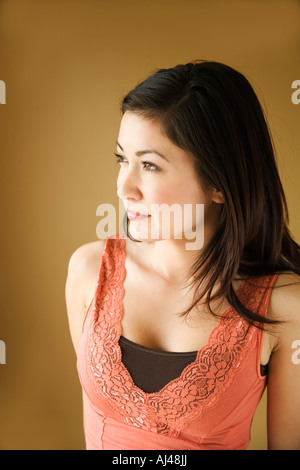 Junge Frau auf der Suche auf der Seite Stockfoto