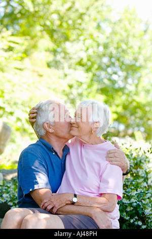 Senior woman Frau auf Wange küssen Stockfoto