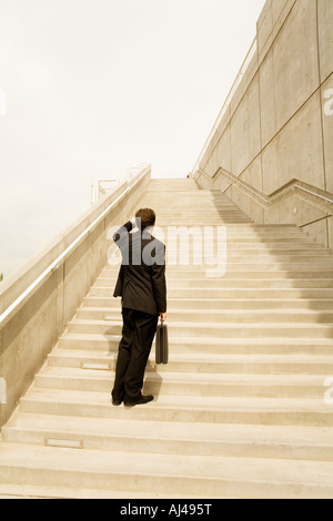 Geschäftsmann Schritte nachschlagen Stockfoto
