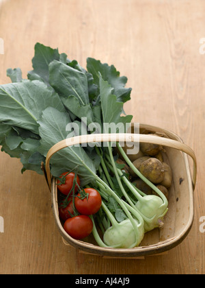 Wein, Tomaten, Kartoffeln und Kohl Rabi in Trug - high-End Hasselblad 61mb digitales Bild Stockfoto