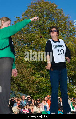 Ladies World Conker Championships Finale Ashton 2007 Stockfoto