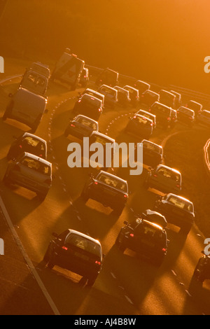 Queue auf Autobahn M42 bei Sonnenuntergang, Worcestershire, England UK Stockfoto