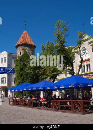 Cafe am Viru Tor und Mauern der Stadt Tallinn Estland Stockfoto