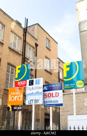 Immobilienmakler für Verkauf-Boards in Shoreditch London Stockfoto