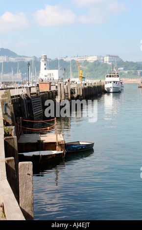 Scarborough Hafen und Leuchtturm, North Yorkshire, England Stockfoto