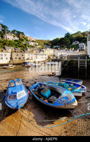 Drei Boote bei Ebbe im Hafen von Polperro Süd Küste Cornwall Fischerdorf Stockfoto