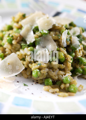 Italienische Risi e Bisi Reis und Erbsen mit gehobeltem Parmesan Käse Stockfoto