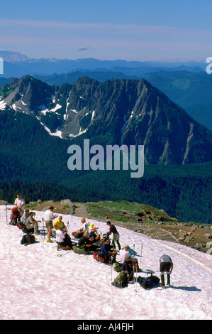 Wanderer auf dem Weg zum Camp Muir in Mount Rainier Nationalpark im US-Bundesstaat Washington USA Stockfoto