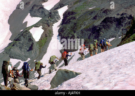 Mount Rainier Nationalpark, Washington State, USA - Wanderer / Backpacker / Kletterer Wandern einzelne Datei auf Trail Camp Muir Stockfoto