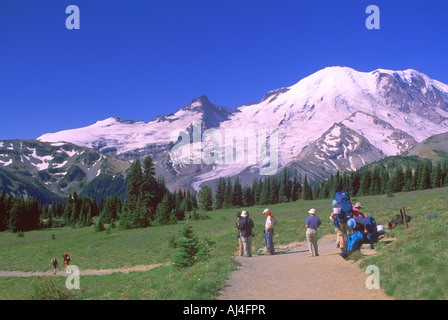 Mount Rainier Nationalpark, Washington State, USA - Wanderer Ansicht Mt Rainier und Emmons Gletscher vom Wanderweg Stockfoto