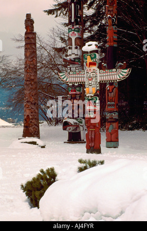 Stanley Park Totempfähle am Brockton Point, Vancouver, BC, Britisch-Kolumbien, Kanada - Winter Stockfoto