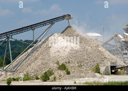 Gebrochenem Kalkstein gedumpten auf großen Steinhaufen aus Conveyor Belt Mulzer Schotter in der Nähe von New Amsterdam Indiana Stockfoto