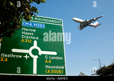 ein Flugzeug Tiefflug und nähert sich Ariport für die Landung, UK Stockfoto