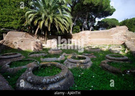 Römische Amphoren im alten Hafen von Ostia Antica, Italien Stockfoto