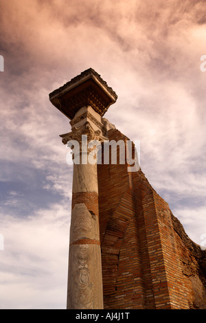 Ruiniert korinthischen Säule In dem alten römischen Hafen von Ostia Antica Stockfoto