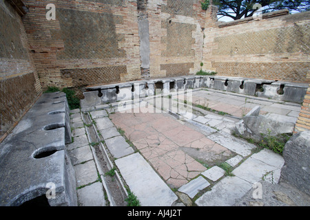 Öffentliche Latrinen im alten römischen Hafen von Ostia Antica, Italien Stockfoto