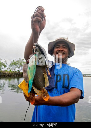 Lokale Mann hält Zeichenfolge der Fisch, den, die er beim Schnorcheln in Kosrae Föderierte Staaten von Mikronesien FSM gefangen Stockfoto