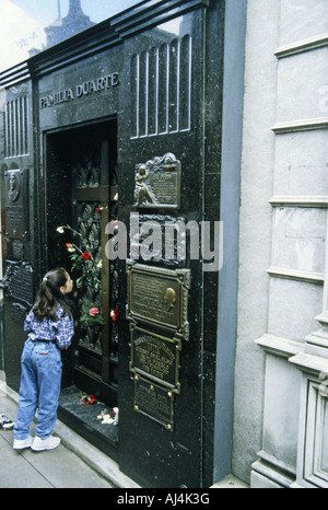 EVA PERON Duarte Familie Grab im Friedhof La Recoleta in Buenos Aires mit Evas Plaque dritte unten rechts Stockfoto