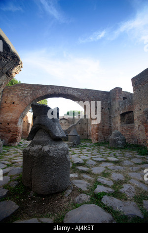 Römische Mühlsteine In den Bäckereien an Ostia Antica, Italien Stockfoto